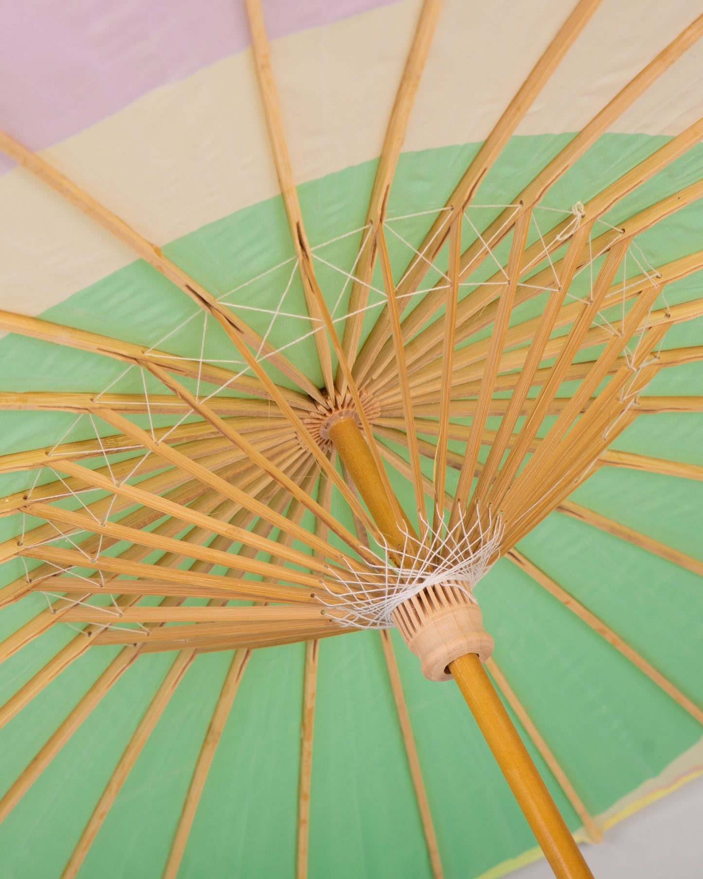 Sombrilla de paseo Tría Matcha en tonos verde, vainilla y lavanda con diseño japonés y protección solar UPF