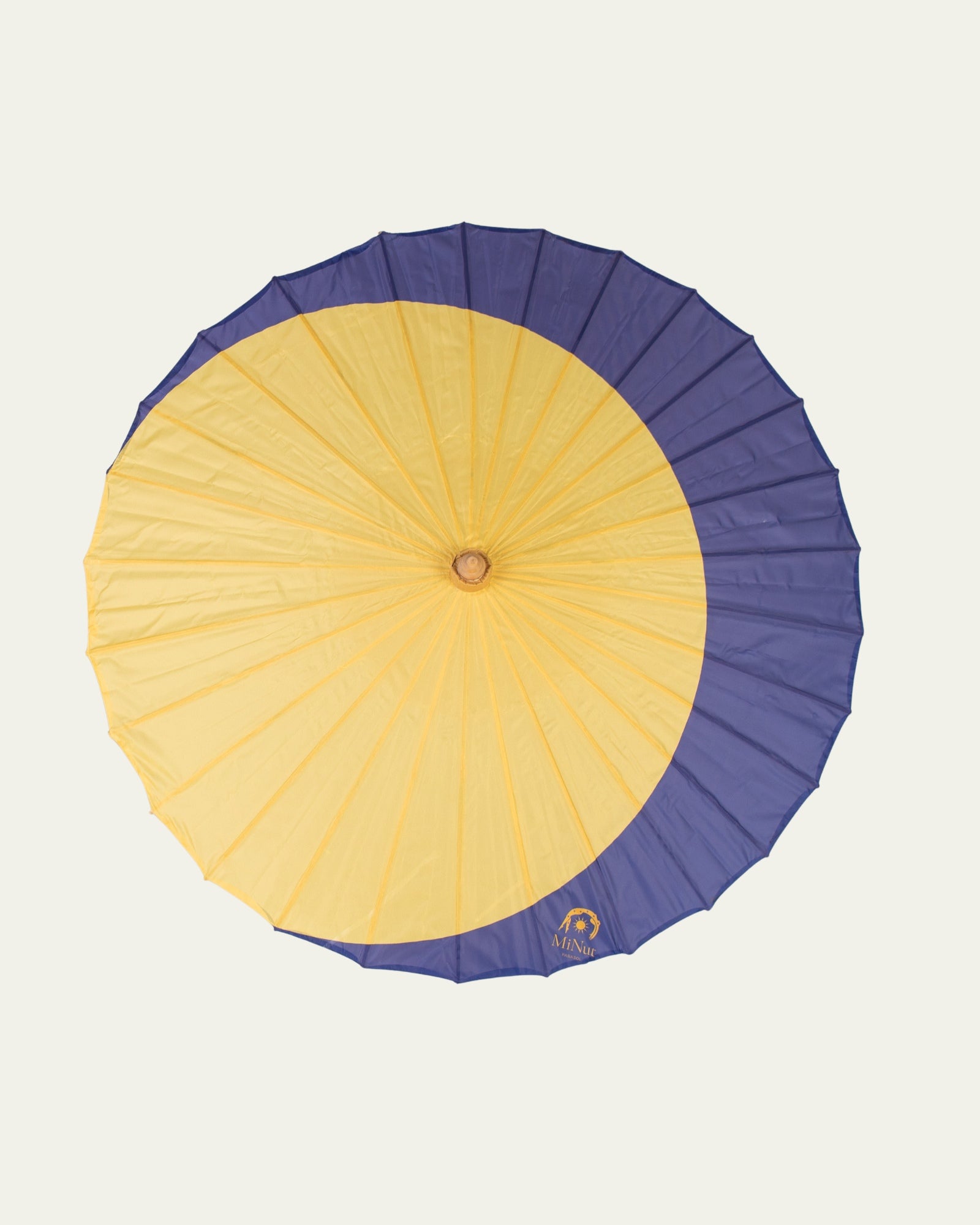 	Sombrilla de paseo Órbita Duna abierta, diseño circular en azul y crema con protección solar UPF
