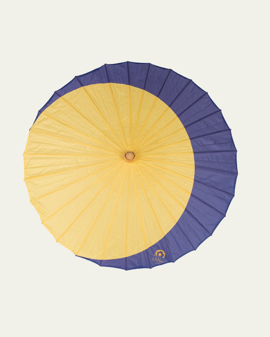 	Sombrilla de paseo Órbita Duna abierta, diseño circular en azul y crema con protección solar UPF