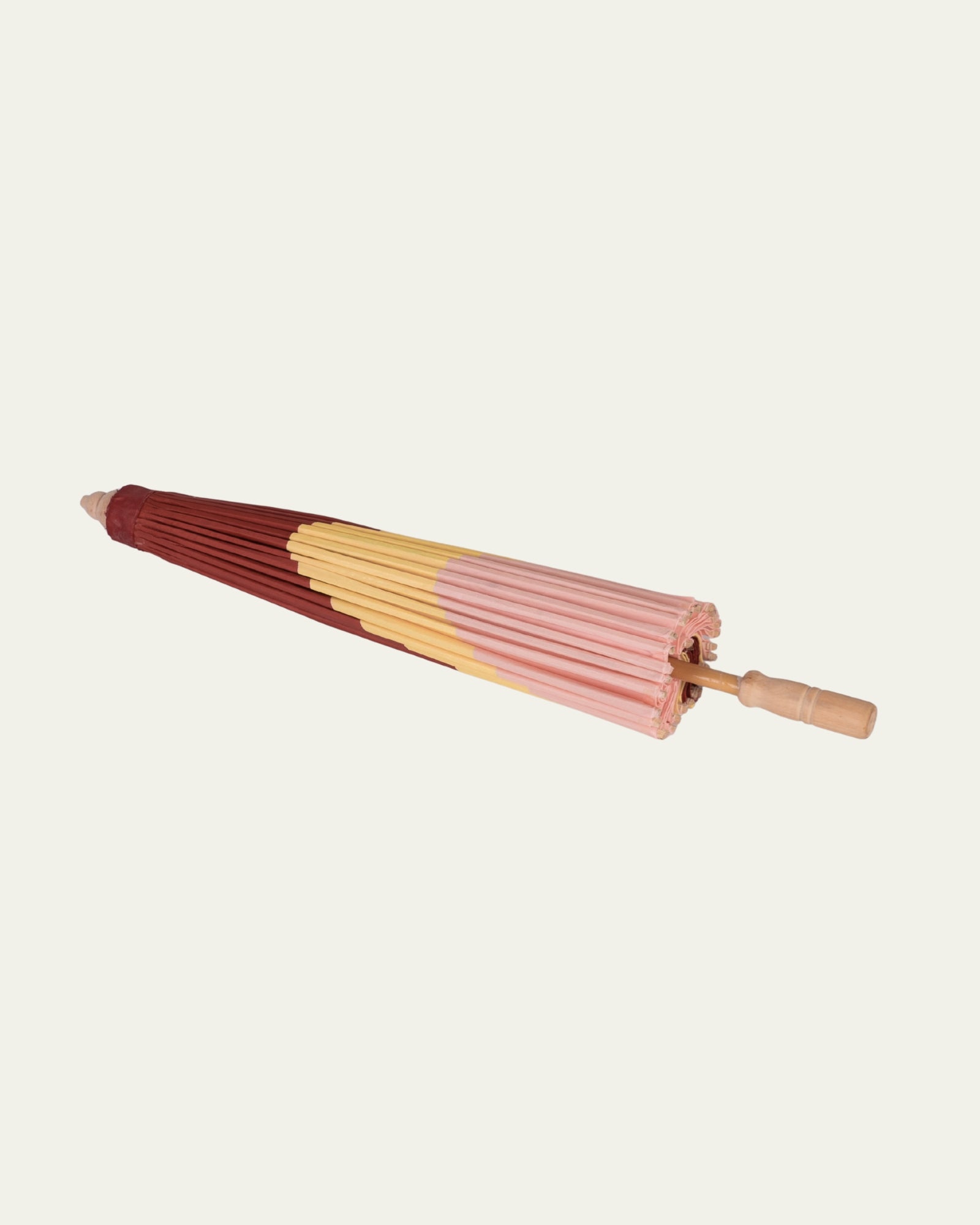 Sombrilla Tría Imperial cerrada con estructura de bambú biodegradable